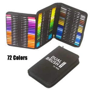 Op de afbeelding: Een set van 72 dual brush pennen georganiseerd in een zwarte opvouwbare etui. De pennen hebben een breed kleurenspectrum, waaronder roze, paars, oranje, geel, groen, blauw, bruin en grijs. De buitenkant van de etui is zwart met witte tekst DUAL BRUSH PENS 72 PCS.