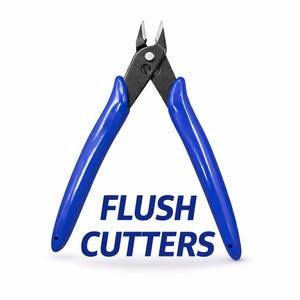 Könnte beinhalten: Ein Seitenschneider mit schwarzen Metallklingen und leuchtend blauen gummierten Griffen. Das Werkzeug ist vertikal ausgerichtet, wobei die Schneiden nach oben zeigen. Der Text FLUSH CUTTERS ist in blauen Großbuchstaben unter dem Werkzeug gedruckt.