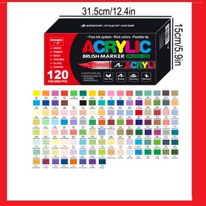 Op de afbeelding: Een doos met 120 acryl brush markers, met een verscheidenheid aan kleuren. De zwarte doos toont de woorden "ACRYLIC BRUSH MARKER" in kleurrijke letters. De doos is 31,5 cm breed en 15 cm hoog.