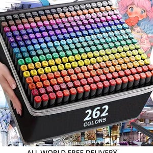 Puede incluir: Un estuche negro con 262 rotuladores de colores, dispuestos en filas. Los rotuladores muestran una amplia gama de colores. El estuche tiene cierre de cremallera y el texto "262 COLORS" es visible.