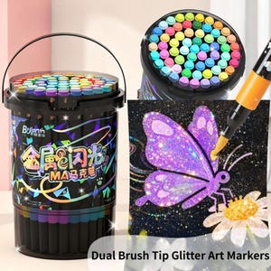 Op de afbeelding: Een zwarte plastic emmer gevuld met glitterstiften met dubbele punt, voorzien van een handvat en een deksel met een kleurrijke reeks dopjes. Het etiket op de emmer bevat de tekst "金属闪光" en "MA马克笔" met een afbeelding van een paarse glittervlinder.