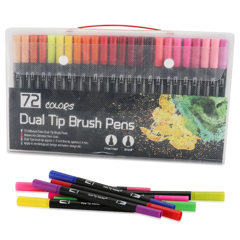 Op de afbeelding: Een set van 72 dual-tip penseelstiften in een doorzichtige plastic draagtas met een rood handvat. De tas bevat de tekst 72 COLORS Dual Tip Brush Pens. Verschillende stiften met zwarte behuizing en gekleurde doppen liggen voor de tas.