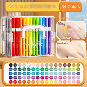 K&ouml;nnte beinhalten: Ein durchsichtiges Kunststoffetui mit 84 Acrylmarkern mit weicher Spitze in Regenbogenfarben. Die Marker sind mit "Acrylic Marker" beschriftet und das Etui hat einen wei&szlig;en Griff. Das Bild zeigt auch, dass die Marker hautwaschbar sind.