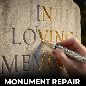 Puede incluir: Un bolígrafo corrector color piedra se utiliza para retocar letras doradas en un monumento desgastado. El monumento dice "IN LOVING MEMORY". El bolígrafo está etiquetado como "STONE-COLORED CORRECTION PEN" y se utiliza para la reparación de monumentos.