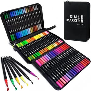 Op de afbeelding: Een set van 60 markers met dubbele punt in een zwarte etui met ritssluiting. De etui is voorzien van de tekst DUAL MARKER 60PCS. De markers zijn gerangschikt in elastische lussen en tonen een breed kleurenspectrum, waaronder groen, blauw, geel, oranje, rood, roze, paars en bruin. Zes losse markers worden buiten de etui getoond met de doppen verwijderd om de viltpunten zichtbaar te maken.