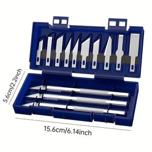 Op de afbeelding: Een blauwe plastic hobbymessenset, open om de inhoud weer te geven. De set bevat een verscheidenheid aan zilveren messen en drie messen met zilveren en getextureerde handgrepen. De koffer is 15,6 cm lang en 5,6 cm breed.