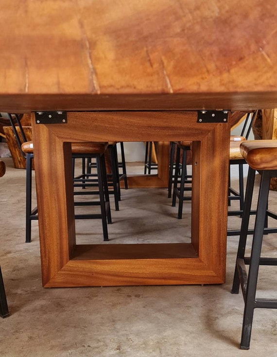 Mesa de cristal con patas solidas de madera de acacia.