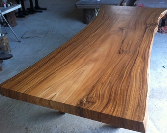Live Edge, mesa de comedor hecha a medida, madera de acacia dorada recuperada, losa individual de 8,5 pies de largo
