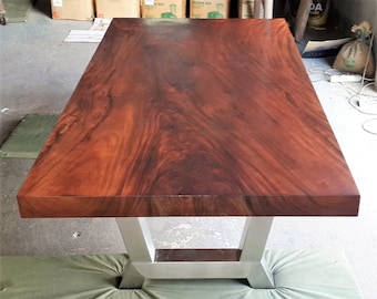 Mesa de comedor de madera de acacia dorada de 8,5 pies hecha a medida con patas de acero inoxidable (forma de borde recto en tinte de nogal oscuro) Losa única recuperada