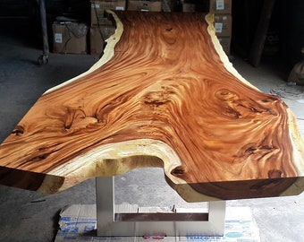 Mesa de comedor/mesa de conferencias de madera de acacia individual con borde vivo raro hecho a medida de 13,5 pies de longitud