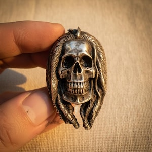 Anillo de calavera en homenaje a Bob Marley - Joyería rasta reggae con rastas - Anillo legendario de peltre fundido a mano - Declaración chamánica del músico - Sculpfact