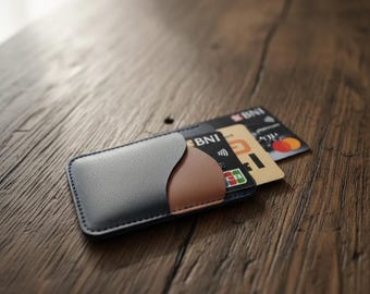 Carteira Kadita em Couro Rústico - Porta-Cartões com Bordas Desfiadas Costuradas à Mão - Capa de Couro Artesanal com Acabamento Envelhecido - Carteira Minimalista Folk