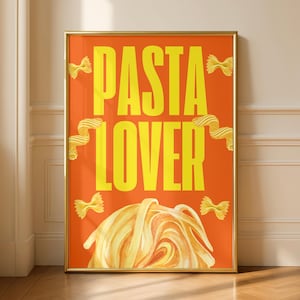 Puede incluir: Un póster enmarcado con las palabras "PASTA LOVER" en letras amarillas grandes sobre un fondo naranja. El póster presenta ilustraciones de acuarela de formas de pasta, incluyendo lazos y un nido de espaguetis.