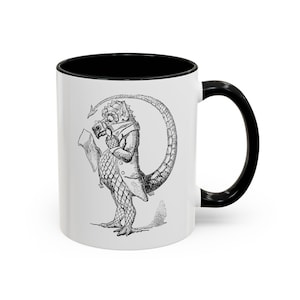 Può includere: Tazza in ceramica bianca con interno e manico neri. La tazza presenta un'illustrazione in bianco e nero di una creatura simile a una lucertola in abito, che tiene in mano un foglio. Il design è in stile vintage.