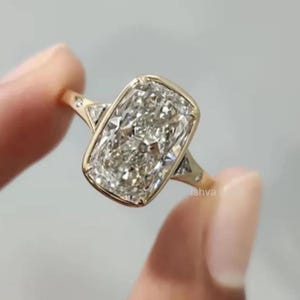 Era-inspirerad 5 CT avlång kuddemoissanitring, Bezel-set Art Deco-förlovningsring, kändisstil 14K guldvigselring, frieriring