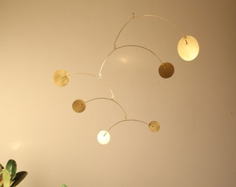 Escultura móvil de arte cinético hecha a mano para un interior moderno y elegante en latón.