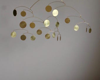 Escultura cinética móvil de arte en latón para interiores modernos.