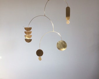 Móvil infantil cinético, moderno y elegante, hecho a mano, para interiores, en latón.