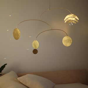 Mobile cinetico per interni moderni ed eleganti in ottone