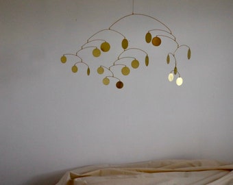 Escultura móvil cinética de latón hecha a mano para interiores modernos.
