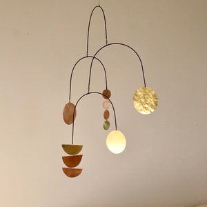 Mobile cinetico moderno in ottone e bronzo per interni moderni