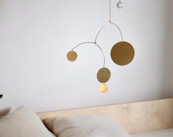 Móvil cinético de latón hecho a mano con cristal - Decoración interior moderna