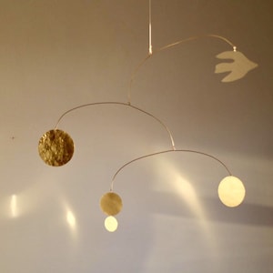 Mobile cinetico raffigurante una colomba in volo, ideale per la cameretta dei bambini moderna