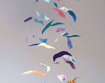 Pastel Birds-mobiel: stalen frame, beweging, groen, blauw, roze, goud