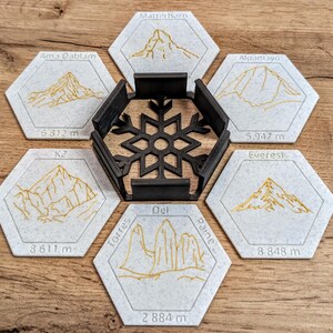 Puede incluir: Un juego de tres tazas de cerámica con un acabado mate moteado. Las tazas son de color crema, gris claro y gris oscuro. Cada taza tiene un diseño simple y minimalista y un asa redondeada.