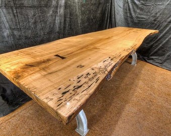 Mesa de comedor de madera de arce con resina epoxi, mesa de comedor de resina estilo rústico, mesa de comedor con borde natural, mesa con patas de metal, mesa de comedor de estilo moderno de mediados de siglo.