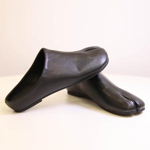 Black Split-Toe Mules Japanese Minimalist Leather Slippers Comfortable Slide Sandals Casual Everyday Footwear