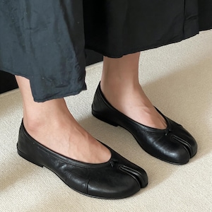 Black Leather Tabi Split Toe Ballet Flats, Minimalist Inspired Shoes, Comfortable Everyday Flat Shoes for Women, Handmade Leather Footwear