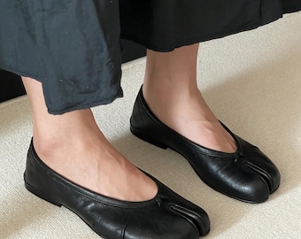 Schwarze Leder Tabi Split Toe Ballerinas, Minimalistisch inspirierte Schuhe, bequeme flache Alltagsschuhe für Frauen, handgefertigte Lederschuhe