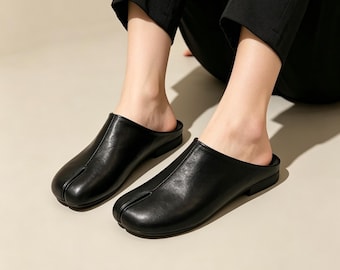 Handgefertigte schwarze Tabi Mule Hausschuhe, Split Toe Flats, bequeme Slip On Schuhe, lässige tägliche Kleidung, einzigartiges Geschenk für sie