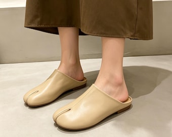 Handgefertigte Beige Tabi Mule Hausschuhe, Split Toe Flats, bequeme Slip On Schuhe, lässige tägliche Kleidung, einzigartiges Geschenk für sie