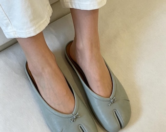 Mules Tabi azules con puntera dividida, bailarinas minimalistas de cuero sin cordones, zapatos Tabi, pantuflas casuales para mujer.