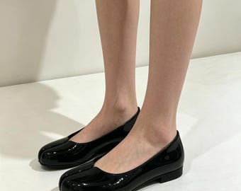 Schwarzes Lackleder Tabi Ballerinas, Slip-On-Schuhe mit geteilter Kappe, lässige flache Schuhe für Damen, minimalistische Streetwear-Schuhe, Y2K-Stil Tabi-Schuhe