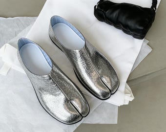 Silver Crackle Split-Toe Pantoletten Japanische Minimalist Metallic Slides futuristische Leder Hausschuhe Casual Statement Schuhe