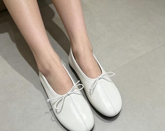 Ballerine da donna in pelle bianca con fiocco, scarpe slip-on in morbida pelle fatte a mano, ballerine comode vintage a punta tonda.
