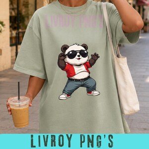 Può includere: Una t-shirt verde salvia con la grafica di un panda che indossa occhiali da sole neri, una maglia rossa, jeans blu e scarpe da ginnastica bianche. Il testo LIVRDY PNG'S è stampato in un carattere rosa chiaro sulla parte superiore del petto.