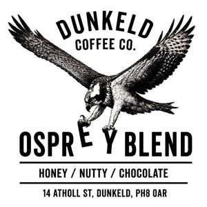 Könnte beinhalten: Ein schwarz-weißes Grafiklogo für Dunkeld Coffee Co. mit einem fliegenden Fischadler. Der Text lautet: Dunkeld Coffee Co., Osprey Blend, Honey / Nutty / Chocolate und 14 Atholl St, Dunkeld, PH8 0AR. Das Design verwendet eine serifenlose Schrift.