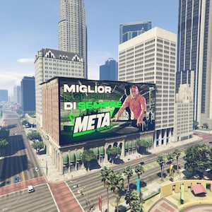 Może przedstawiać: Pejzaż miejski z wysokimi budynkami i dużym billboardem. Na billboardzie widnieje napis "MIGLIOR DI SEMPRE META" z osobą w czerwonej koszuli. Niebo jest niebieskie z kilkoma chmurami.