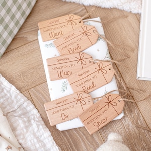 Personalisierte Holz Geschenkanhänger Set von 6: Etwas, das Sie wollen, brauchen, tragen, lesen, teilen, tun, benutzerdefinierte Tags.