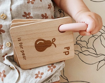 Sonajero personalizado del libro del nombre del bebé / sonajero de madera / sonajero del bebé / juguetes naturales