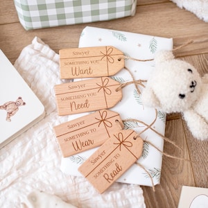 Personalisierte Holz Geschenkanhänger 4er Set: Etwas, das Sie wollen, brauchen, tragen, lesen, benutzerdefinierte Tags.