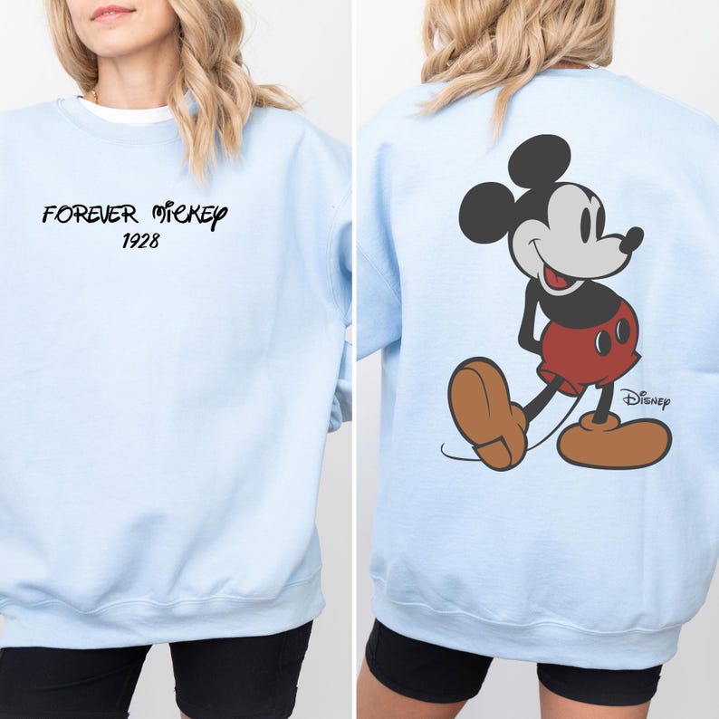 Puede incluir: Sudadera azul claro con el texto "FOREVER MICKEY 1928" en la parte delantera. La parte trasera muestra un gran gr&aacute;fico de Mickey Mouse con su atuendo cl&aacute;sico. Tambi&eacute;n se ve el logotipo de Disney. Para los fans de Disney.