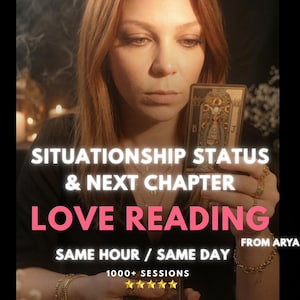 Puede incluir: Una persona sosteniendo una carta del tarot con un diseño ornamentado. La imagen incluye el texto "SITUATIONSHIP STATUS & NEXT CHAPTER LOVE READING" y "SAME HOUR / SAME DAY" con "1000+ SESSIONS" y "FROM ARYA".