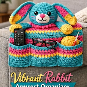 Könnte beinhalten: Gehäkelter Armlehnen-Organizer in Hasenform in Blau, Rosa und Gelb. Er hat Taschen für eine Fernbedienung, eine Brille und Garn. Der Text "PDF Crochet Pattern" und "Vibrant Rabbit Armrest Organizer" sind sichtbar.