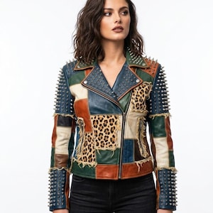 Giacca gotica da motociclista punk rocker Rebel Soul Gear in pelle patchwork, con borchie e punte.