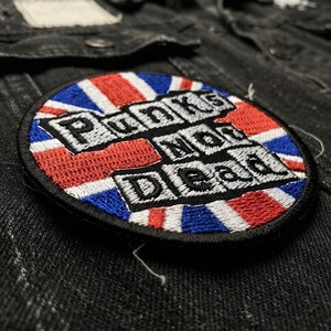 Parche bordado "Punks Not Dead" con la bandera británica y el logo del movimiento punk para chaquetas y chalecos.